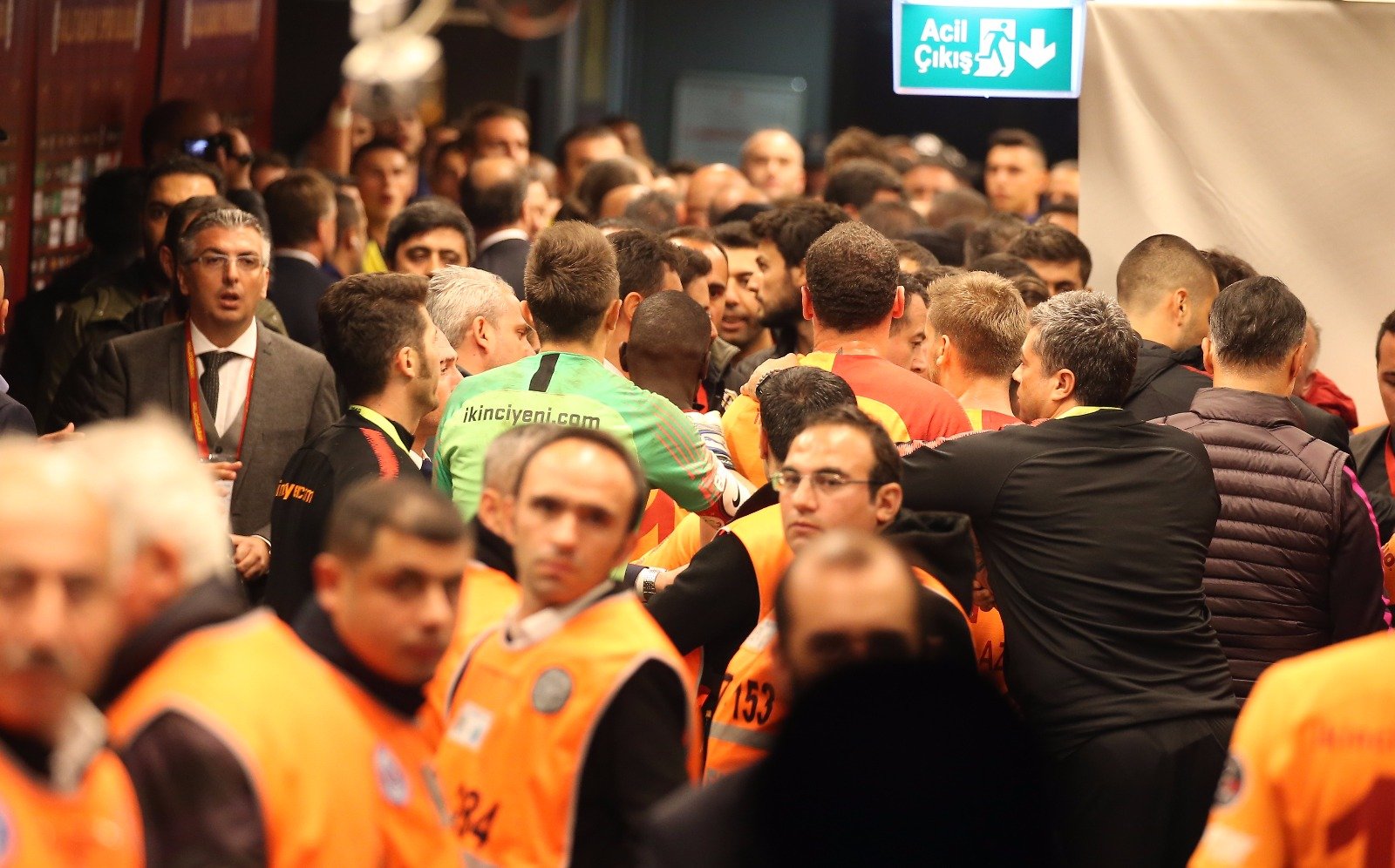 'İşte TT Stadı'nda olay kavga anları! Kare kare o anlar