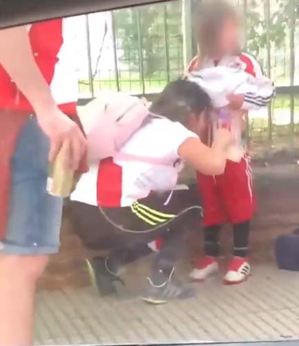 <h2>River Plate maçında kan donduran görüntü! Küçük kızı..</h2>