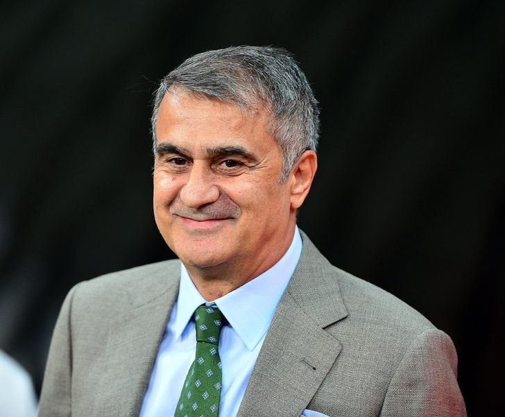 <h2>Şenol Güneş’in kafasına yabancı madde! Ankaragücü taraftarları...</h2>