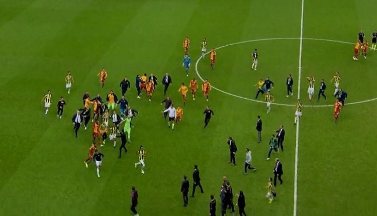 'SON DAKİKA - Derbi sonrası ortalık karıştı! Yumruklar konuştu  