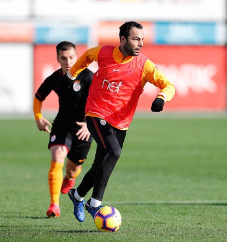 <h2>Ve Galatasaray’da sürpriz ima! 1+1 yıllık anlaşma</h2>