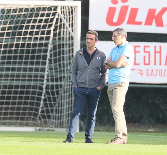 <h2>Cocu’nun gönderilmesinin ardından kötü gidişata dur diyemeyen Fenerbahçe’de oklar sportif direktör Comolli’ye çevrildi.</h2>