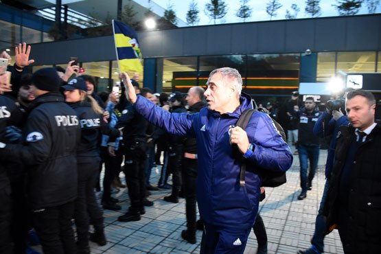 <h2>Ersun Yanal 4 futbolcudan 2’sini yolluyor! </h2>
