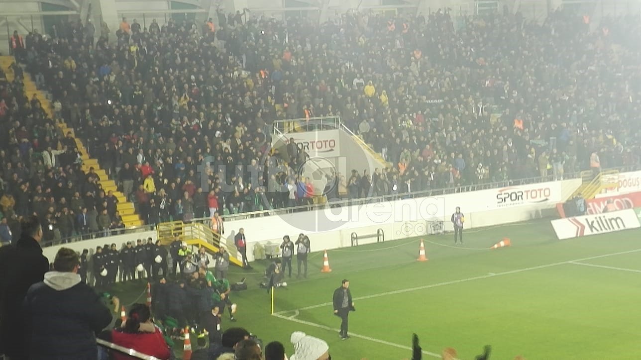 'Fenerbahçe tribünlerinde şok! Bıçaklı kavga...