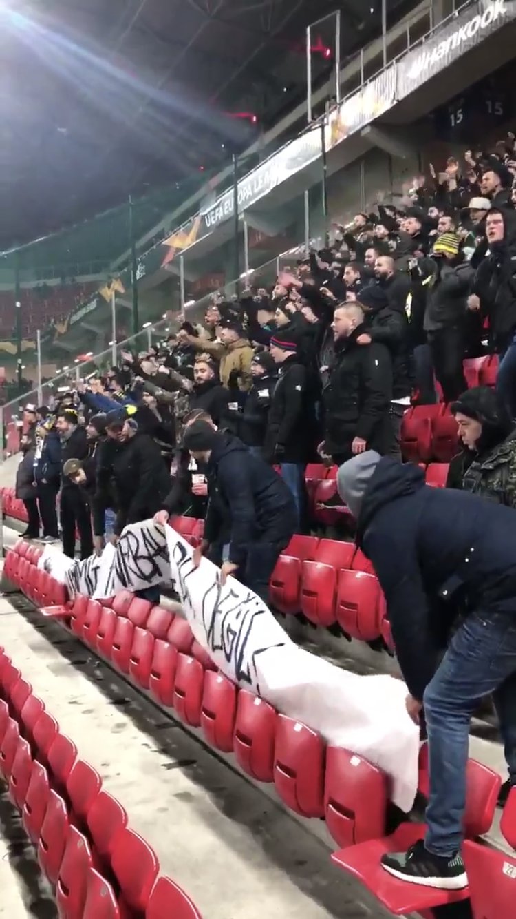 <h2>Fenerbahçeli taraftarlardan futbolculara büyük şok!</h2>