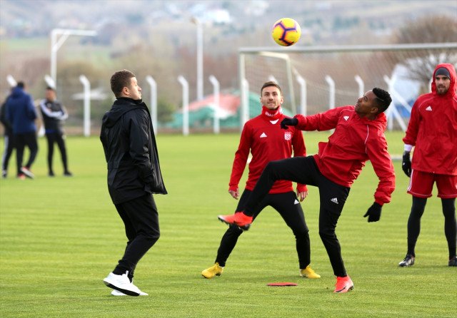 <h2>Sivasspor’un eski futbolcusundan Fenerbahçe’ye Galatasaray göndermesi</h2>