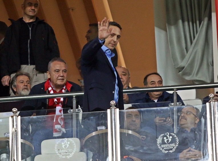 'Taraftardan Ali Koç'a otobüs sorusu! Çıkışta ilginç an  