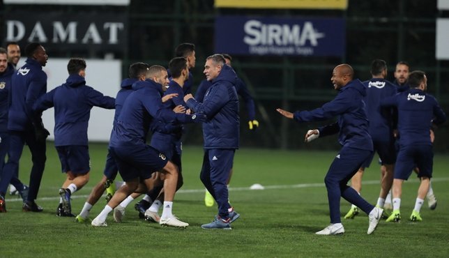 <h2>TARAFTARLARDAN YANAL’A ÖZEL PANKART </h2>