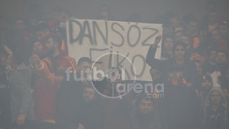 'Türk Telekom Stadı'nda Fikret Orman için olay pankart