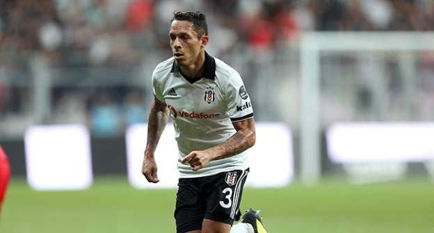 <h2>Beşiktaş’ta Adriano’nun kalmak için şartı belli oldu</h2>