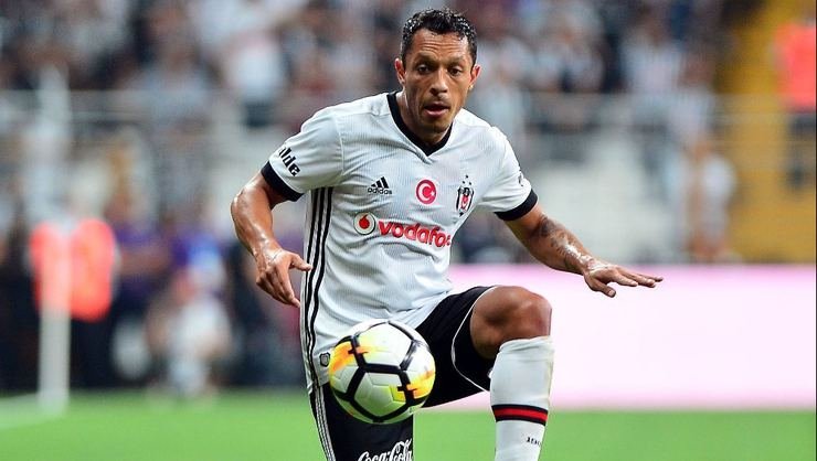 'Beşiktaş'ta Adriano'nun kalmak için şartı belli oldu