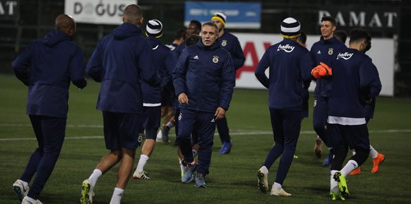Fenerbahçede transferler kampa yetişecek Fenerbahçede transferler kampa yetişecek