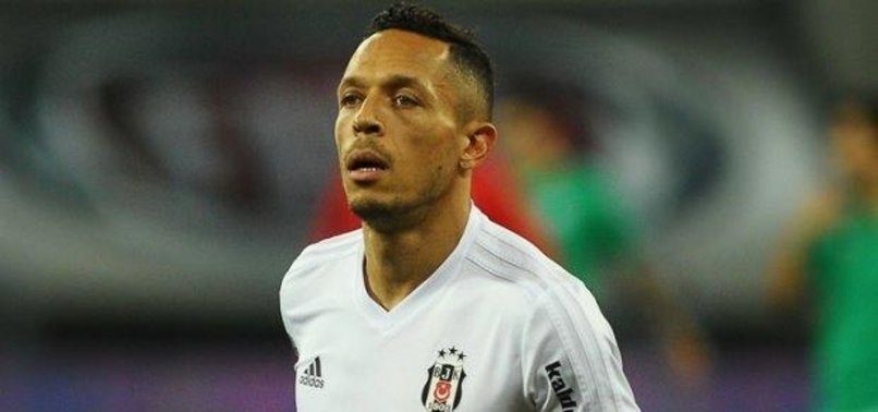 'Beşiktaş'ta Adriano gidiyor, sol beke bakın kim geliyor