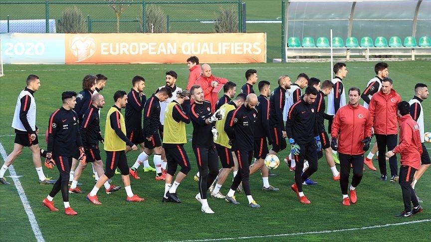 <h2>ŞENOL GÜNEŞ, MERİH DEMİRAL VE ÇAĞLAR ARASINDA KARARSIZ KALDI</h2>