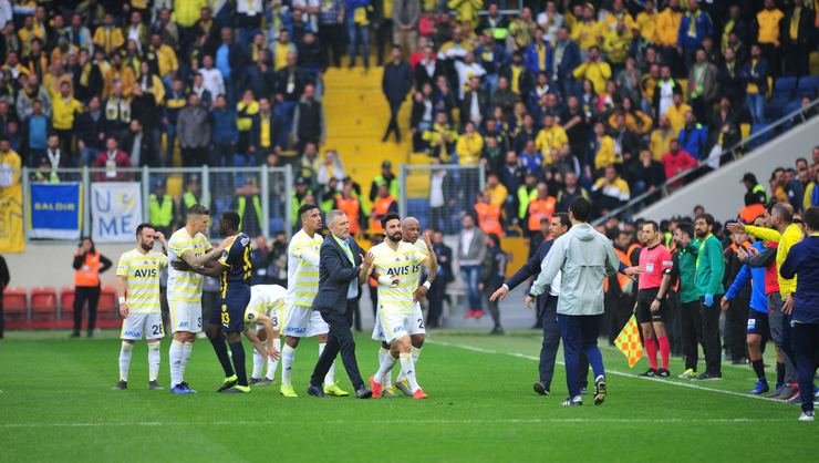 <h2>Spor yazarları, Ankaragücü - Fenerbahçe maçına ne dedi?</h2>