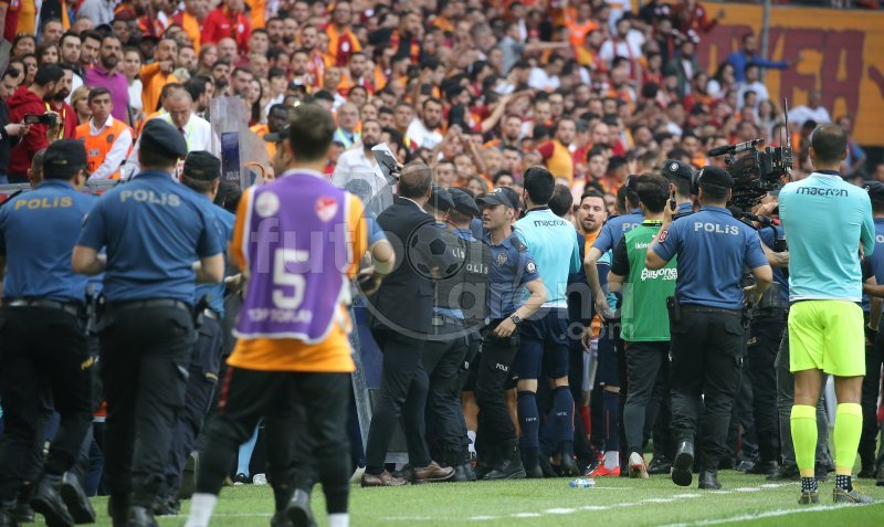 <h2>Galatasaray - Başakşehir maçında saha karıştı</h2>