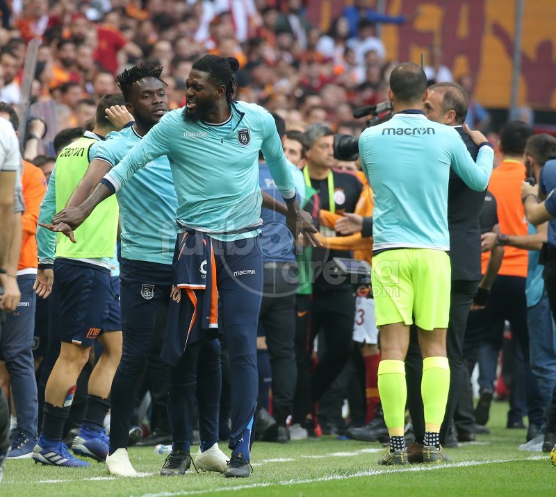 'Galatasaray - Başakşehir maçında saha karıştı
