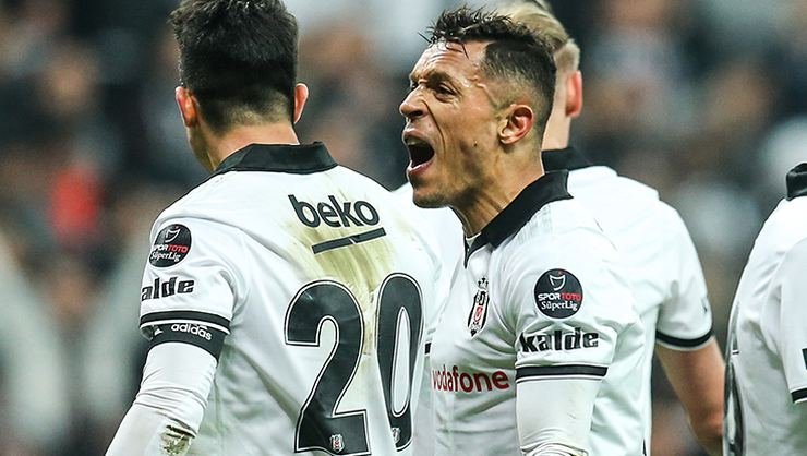 Adriano Beşiktaş’ta kalıyor mu?