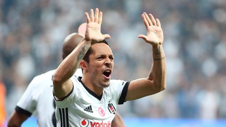 <h2>Adriano, Beşiktaş’tan ayrıldı mı?</h2>