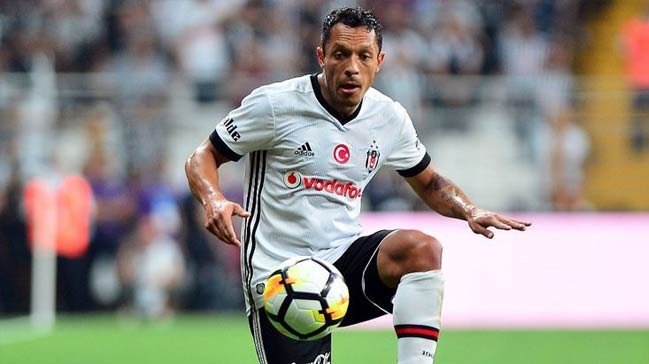 <h2>Adriano Beşiktaş’tan gidecek mi?</h2>