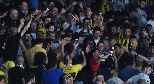 Ali Koç, Fenerbahçeli taraftarların arasında