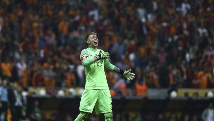 <h2>Muslera ayrılıyor mu?</h2>