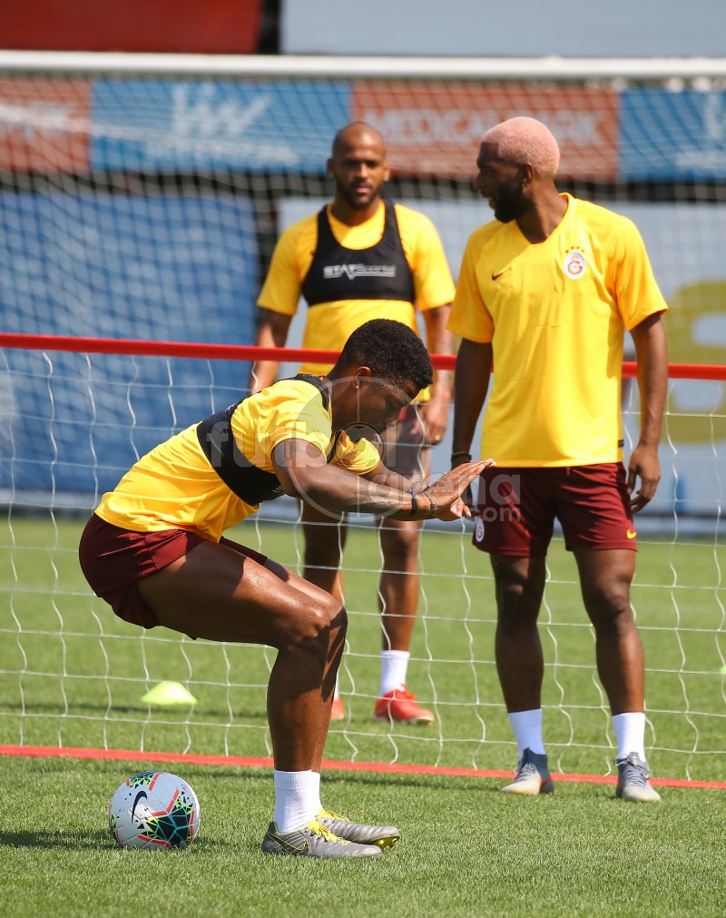 <h2>FUTBOLCULAR AYAK TENİSİ OYNADI</h2>