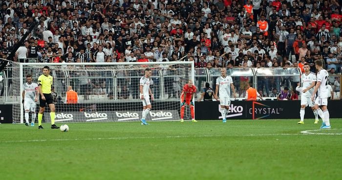 <h2>Vodafone Park’ta Jeremain Lens’e protesto</h2>