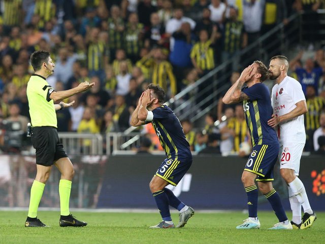 FENERBAHÇE’DE SOYUNMA ODASINDA YAŞANAN TARİHİ AN