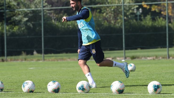 <h2>TOLGAY ARSLAN FENERBAHÇE TARAFTARINA SESLENDİ</h2>