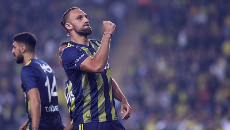 <h2>FENERBAHÇE FORVET BEKLİYOR</h2>