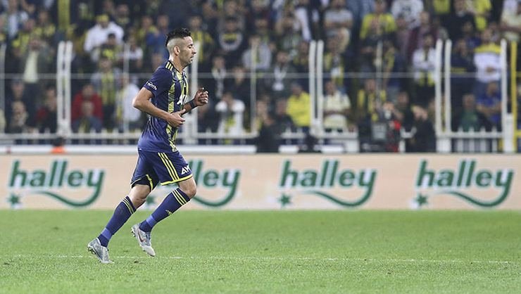 <h2>FENERBAHÇE’DE İLK</h2>