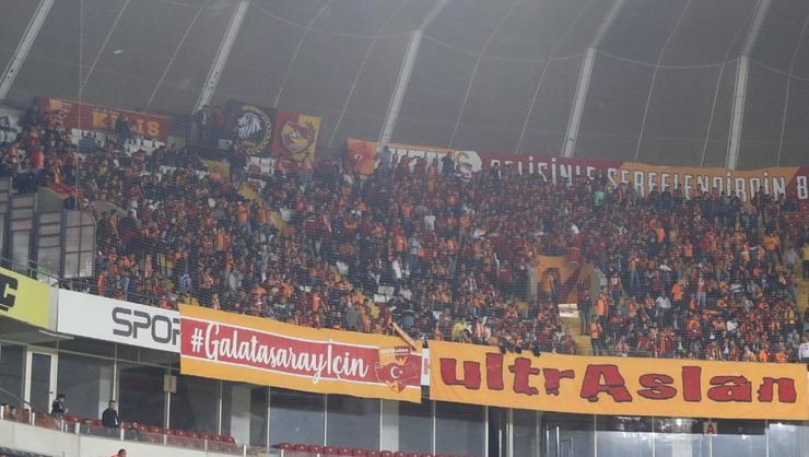 <h2>TARAFTAR YALNIZ BIRAKMADI</h2>