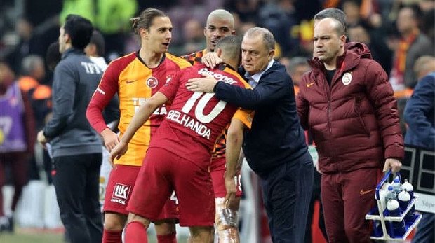 <h2>BELHANDA TAKIMDAN AYRILMIYOR</h2>