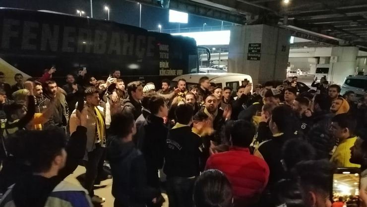 <h2>FENERBAHÇE TARAFTARINDAN ÇOŞKULU KARŞILAMA</h2>