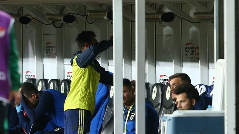 <h2>EMRE KULÜBEYİ YUMRUKLADI</h2>