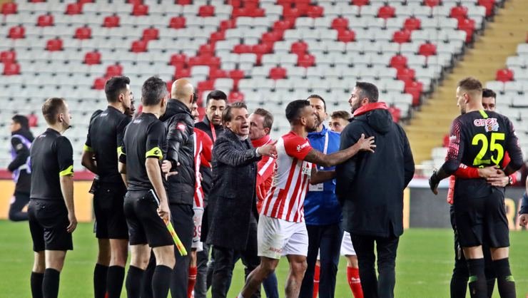 <h2>MAÇ SONU OLAY KAVGA</h2>
