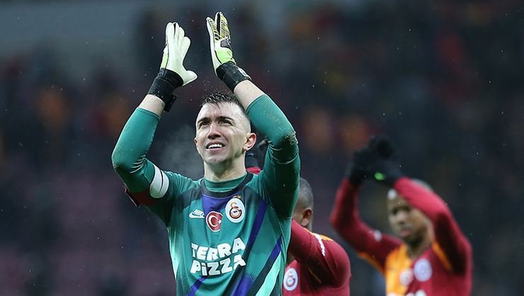 Muslera’dan anlamlı davranış!