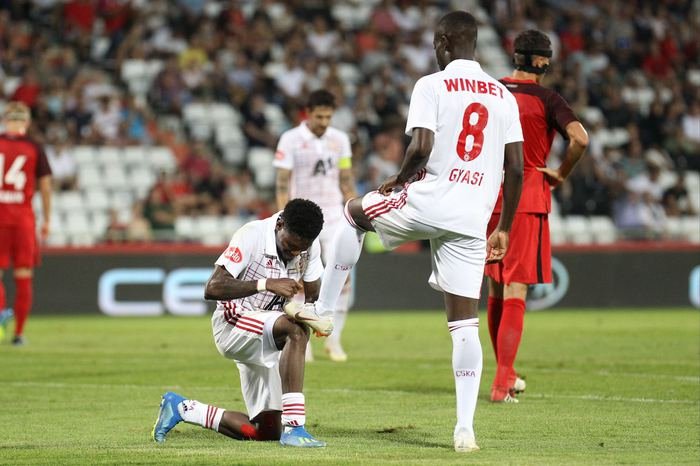 <h2>Beşiktaş Edwin Gyasi transferini bitirdi! 2 yıllık imza...</h2>