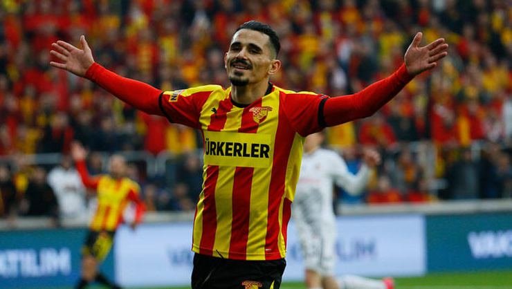 <h2>Serdar Gürler’den flaş transfer açıklaması! Fenerbahçe ve Beşiktaş...</h2>