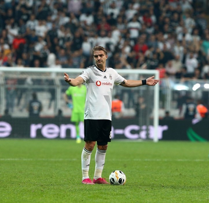 <h2>CANER ERKİN İMZAYA KALDI</h2>