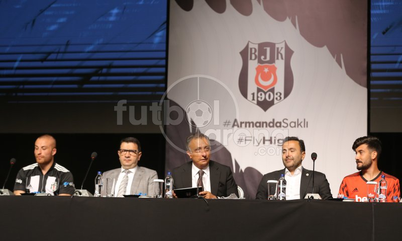 'Beşiktaş'ta transferler için imza töreni