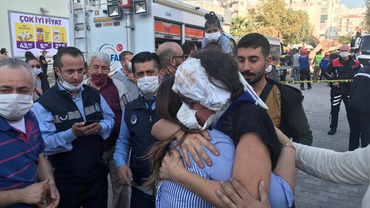 'İzmir'de enkazdan kurtarılma anları