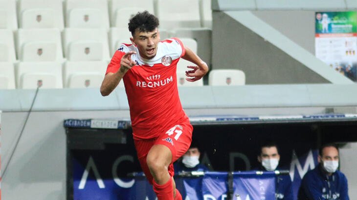 <h2>Gökdeniz Bayrakdar - Antalyaspor Yaş: 18</h2>