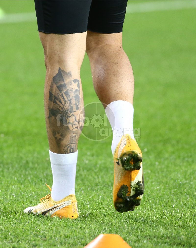 <h2>OZAN TUFAN’IN DÖVMESİ OLAY OLDU</h2>