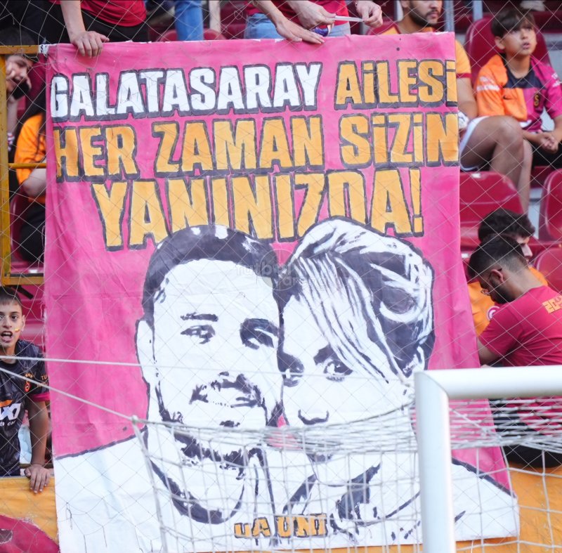 'FutbolArena Galatasaray'ın imza töreninde