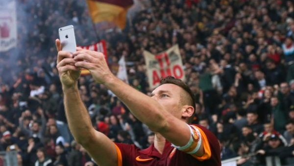 Roma'ya derbide Totti hayat verdi!