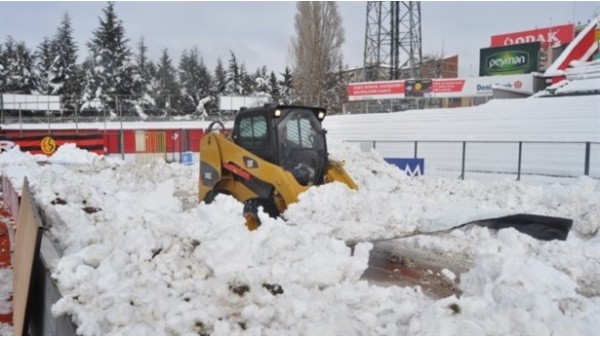 Eskişehir'in stadı kardan temizleniyor