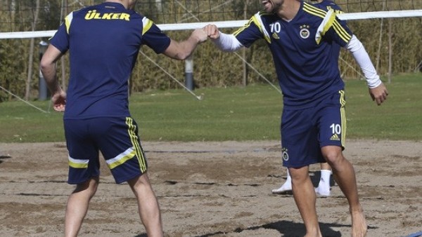 Fenerbahçeli futbolcular plaj voleybolu oynadı