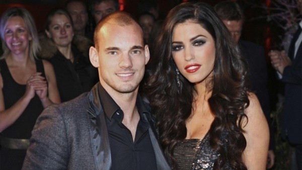 Yolanthe, Sneijder'e resti çekti!